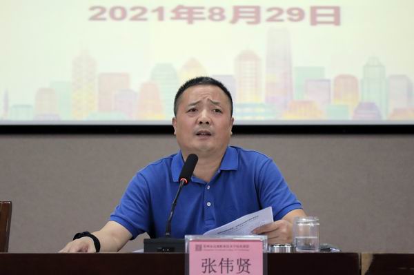 6   校长张伟贤作开学报告.JPG