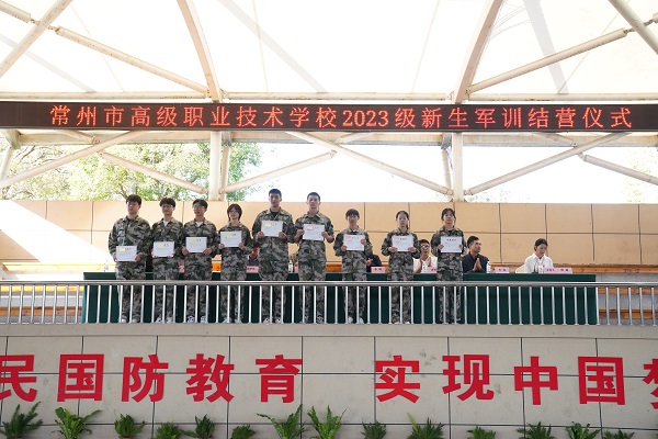 电气工程学院学员代表领奖.jpg