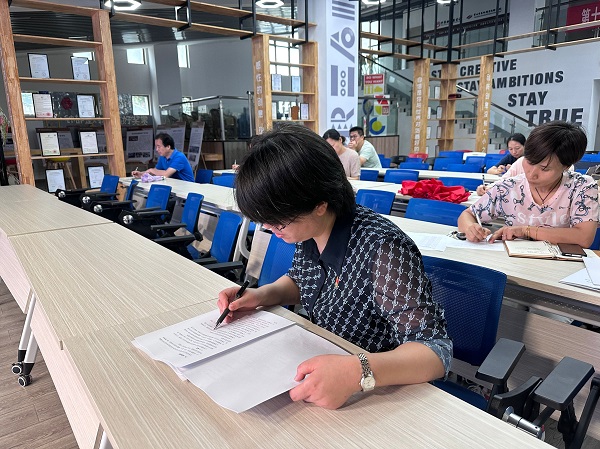 2. 沈荷英副校长参加示范课程建设研讨会.jpg