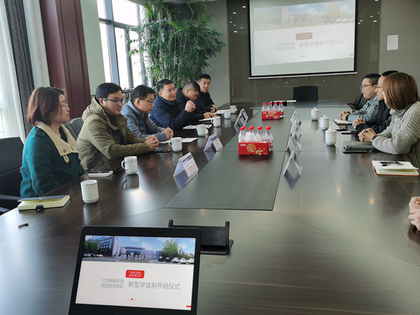 培训领导团队与企业合作交谈.jpg