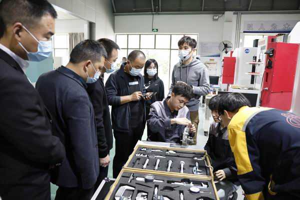 4参观实习实训基地.JPG