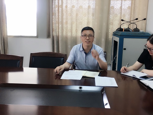 李添翼主任主持会议.jpg