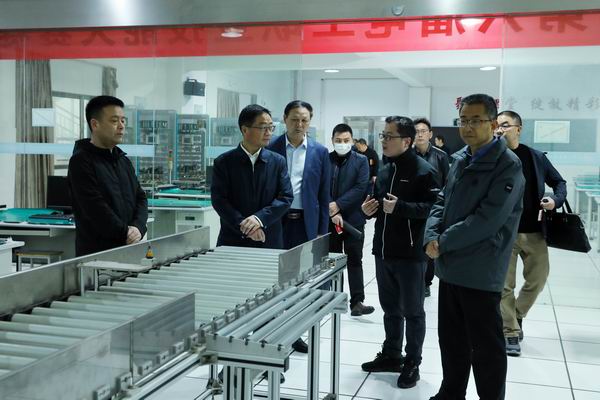 6 参观实训基地 (1).JPG