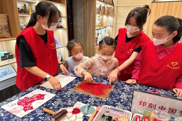 志愿者们热情服务.jpg
