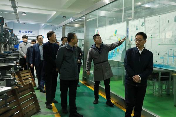 6 参观实训基地 (2).JPG