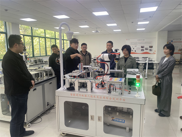 参观遨博机器人产业学院_副本.jpg