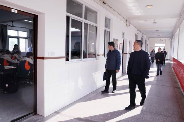 5、巡查教学楼.JPG