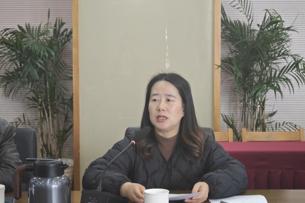 2基教科钟桂芳副科长对家长夜校提出具体要求.jpg