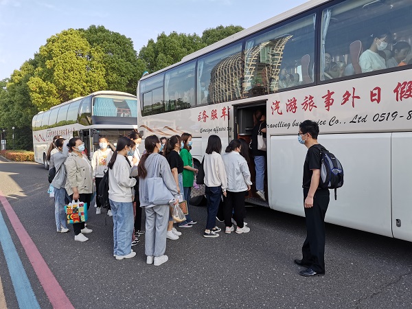 5 有序上车.jpg