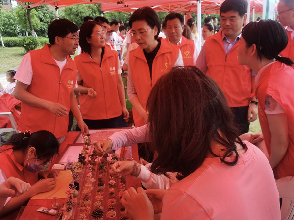 6省领导参观我校志愿服务展台_副本.jpg
