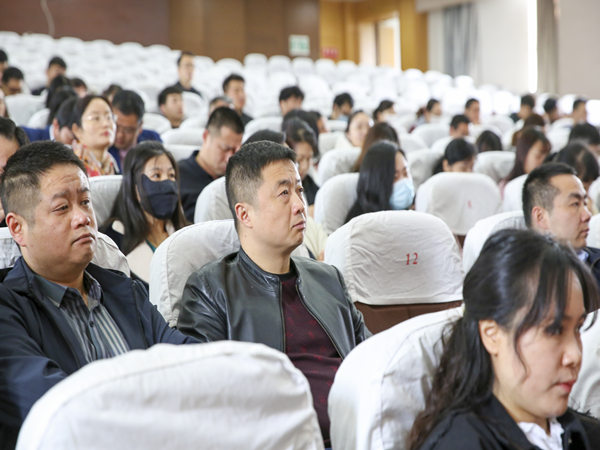 学员认真听讲.jpg
