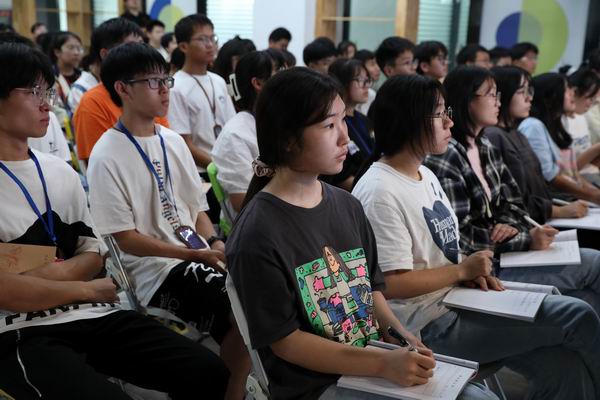 5学生认真听讲.JPG