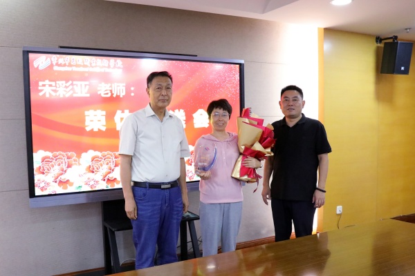 校领导与退休教师合影1.jpg