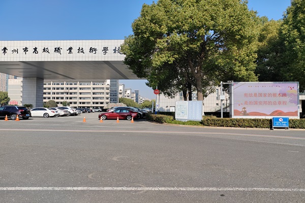 校园门口滚动大屏宣传.jpg