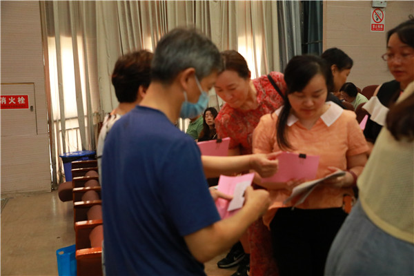 工作人员收集选票.jpg