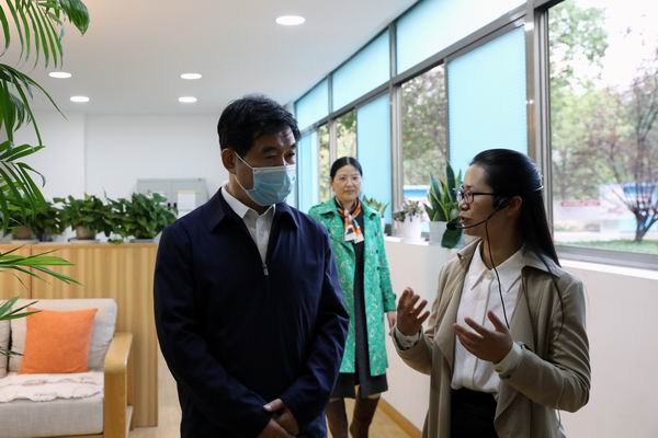 03、与心理健康教育老师交谈.JPG