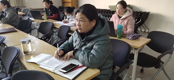 老师们认真学习.jpg