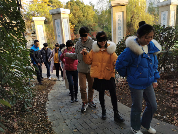 “盲人旅行”人际团辅活动_副本.jpg