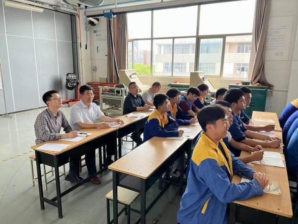 07、走进汽车工程学院课堂.jpg