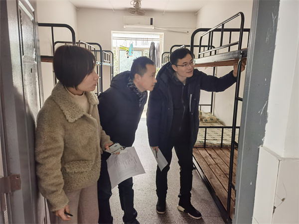 各学院例行宿舍床铺安全检查_副本.jpg