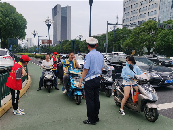 我校志愿者配合交警开展劝导体验活动.jpg