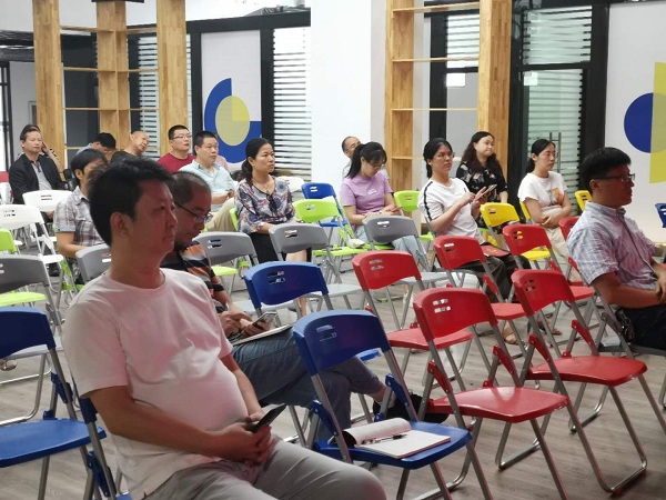 党员们听党课.jpg