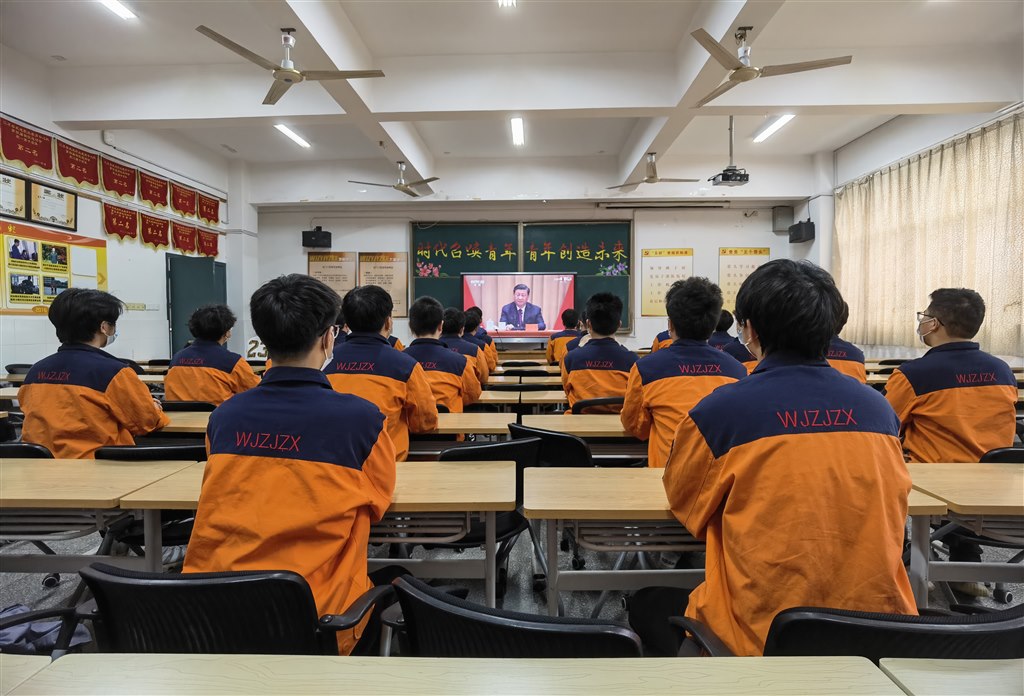 青年们收看回放4.jpg