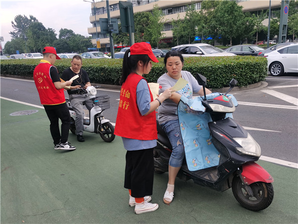我校志愿者向市民现场讲解倡议书.jpg