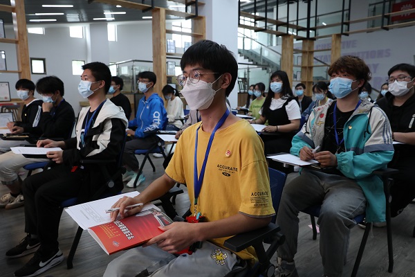 6学生认真听讲.JPG