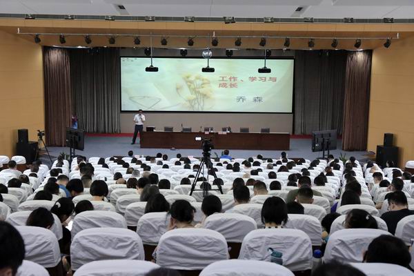 2  全体教师听乔森作讲座.JPG