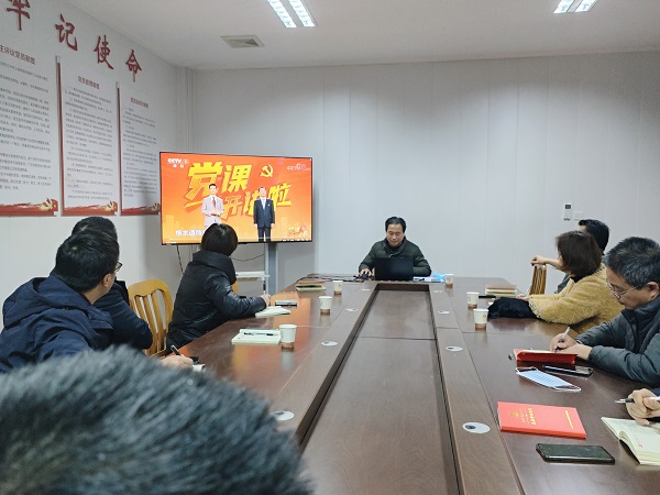 集体观看《党课开讲啦》视频.jpg