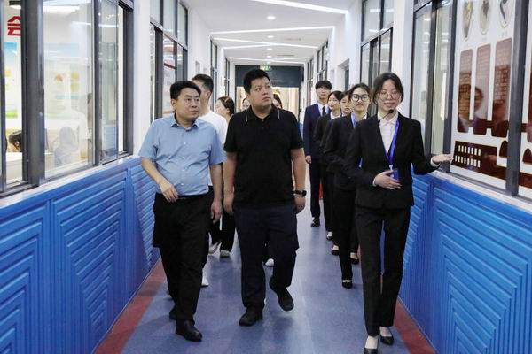 2、参观实习实训基地.jpg