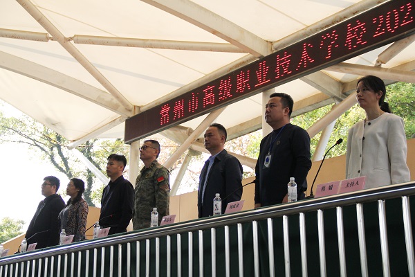 出席开营仪式领导.jpg