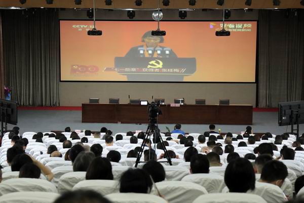 1   全体教师学习张桂梅视频.JPG