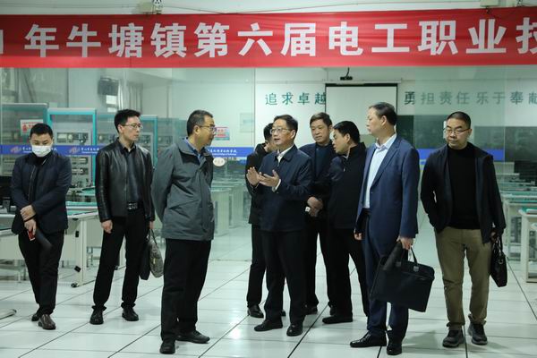 6 参观实训基地 (3).JPG