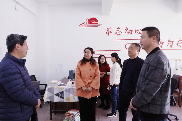 3、与院部负责人交流.JPG