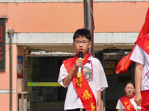 护旗手骆恩来.jpg