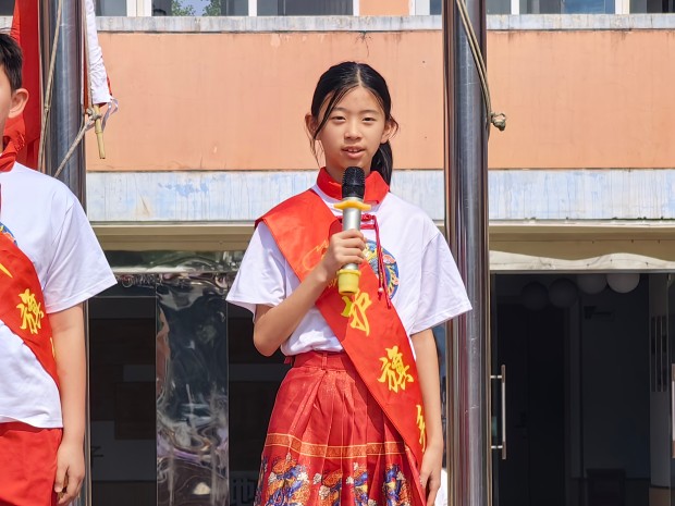 护旗手邓沐雅.jpg
