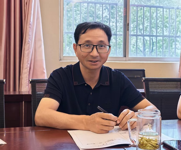 何校.jpg