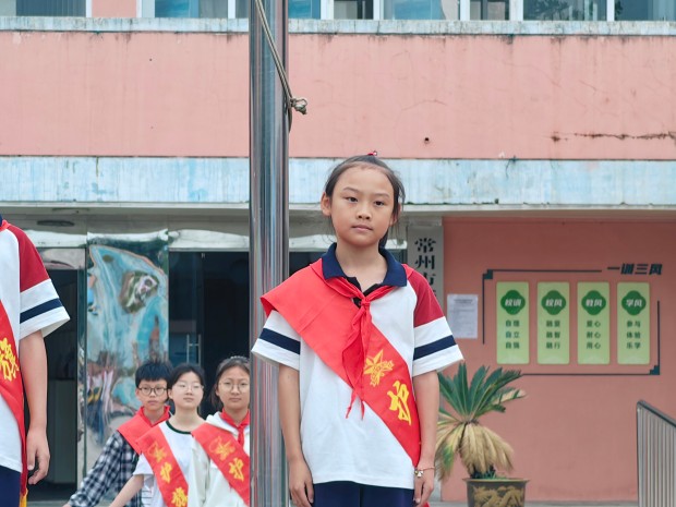 护旗手邹虞悦.jpg