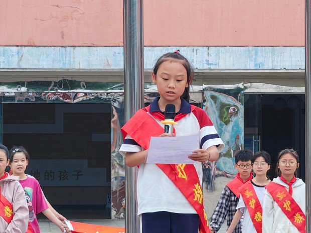朗诵者邹虞悦.jpg