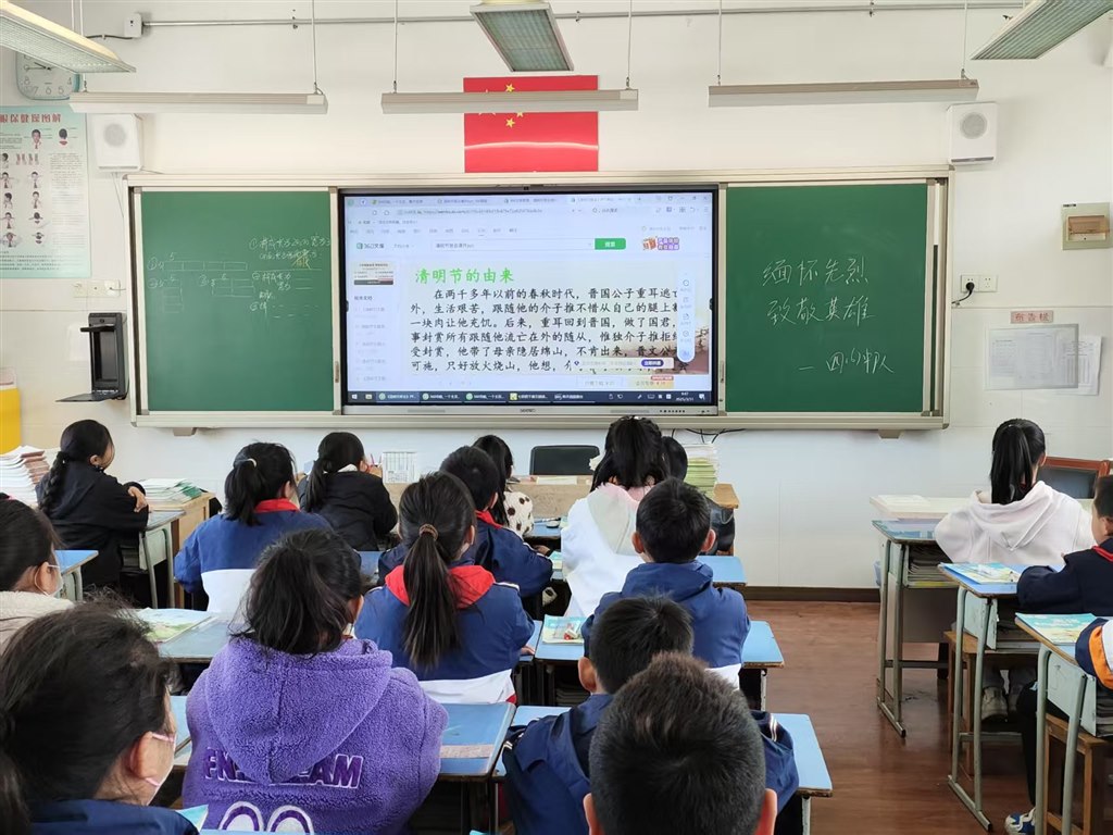 缅怀先烈，致敬英雄.jpg