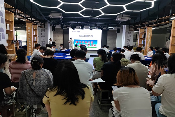 3蒋华平老师在开设班会课.jpg