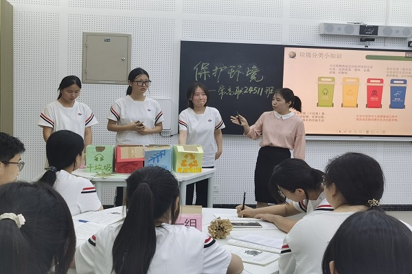2姜楠老师在开设班会课.jpg