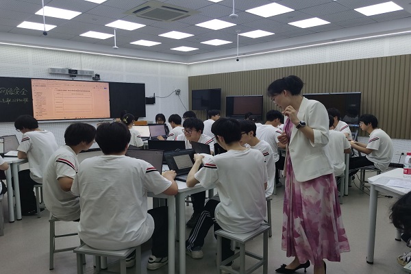 4申悦老师在开设班会课.jpg