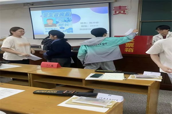 班长代表投票现场.jpg