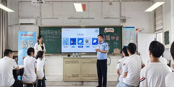5奚竹青老师在开设班会课.jpg