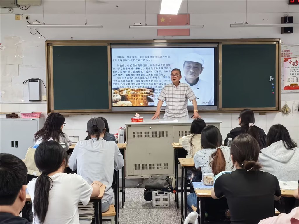 讲座现场.jpg
