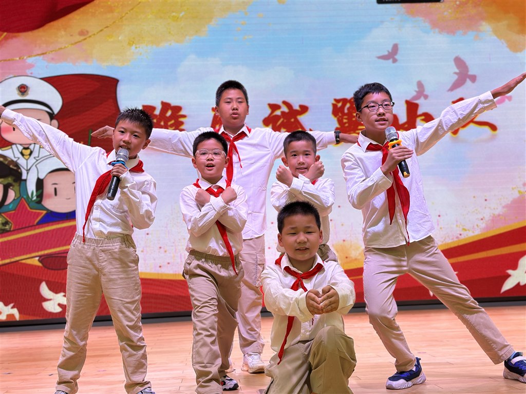 图6雏鹰试翼小队.JPG