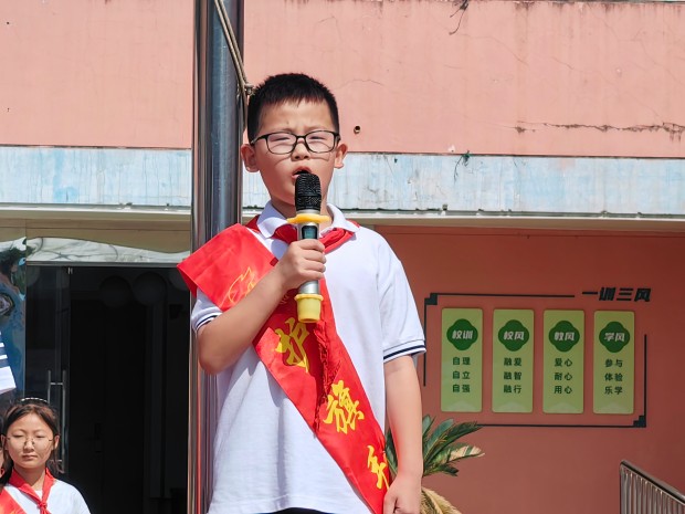 护旗手杨思恩.jpg